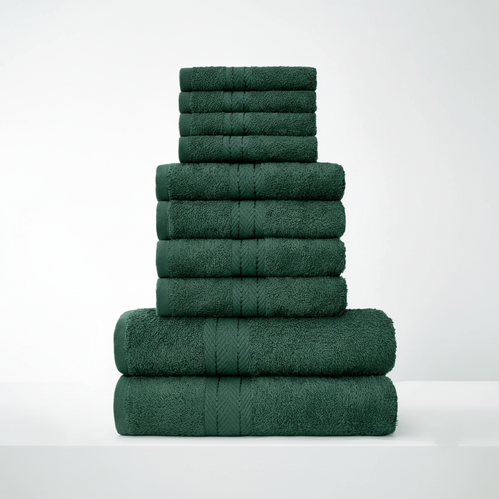 Netjes opgevouwen 10-delige handdoekenset in diverse kleuren, klaar voor de badkamer.