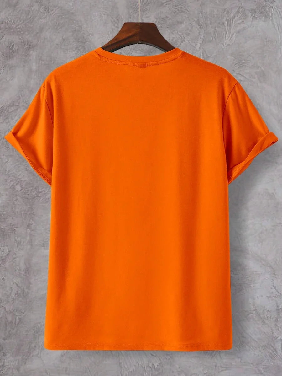 Heren T-shirt met levendige leeuwenprint in oranje. Grafisch shirt met korte mouwen, ideaal voor casual mode.
