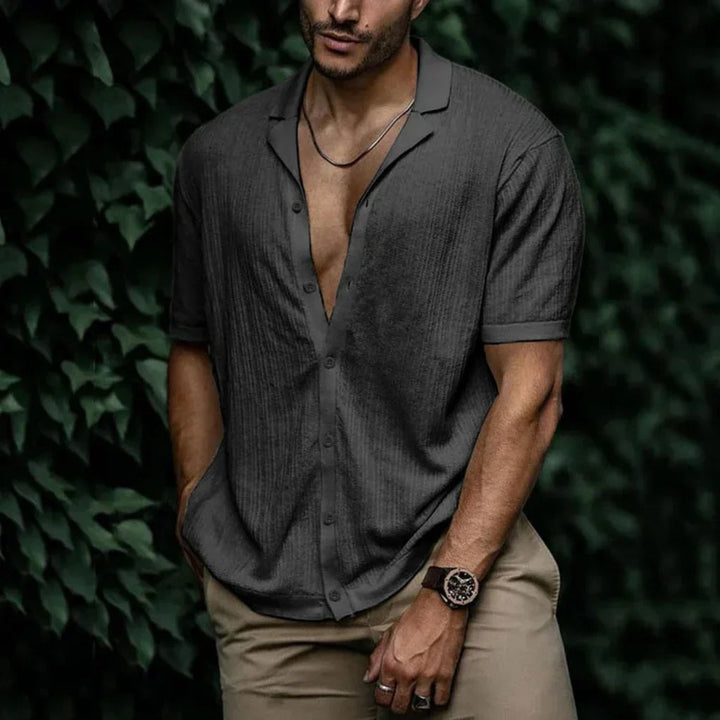 Heren zomeroverhemd met knoopsluiting, ademend en comfortabel, essentiële mannenmode voor de zomer.