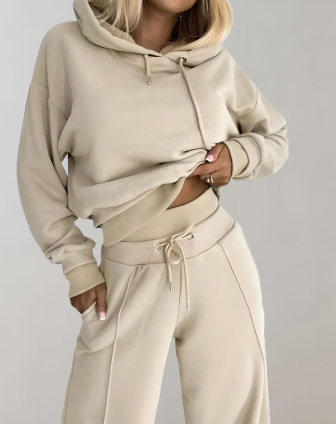 "2-delig huispak, cropped hoodie met lange mouwen en bijpassende broek, stijlvol en comfortabel voor dagelijks gebruik."