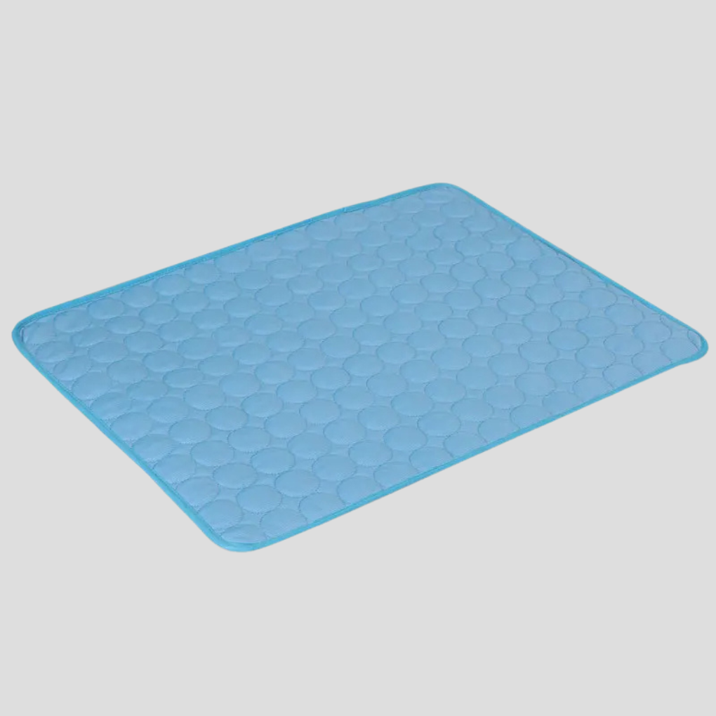 Kat geniet van comfort op zachte, verkoelende koelmat voor huisdieren, ideaal bij hitte.