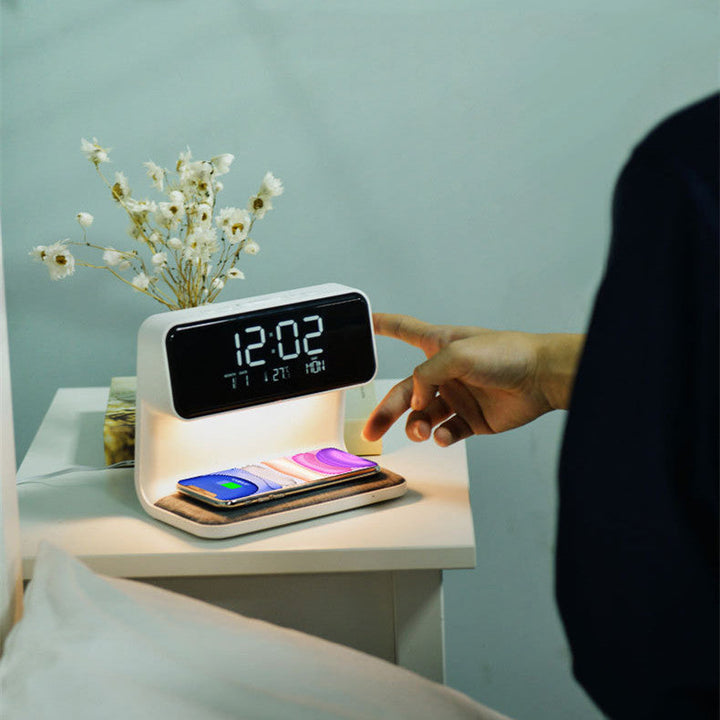 Dimbare LED tafellamp met touch control, wekkerfunctie en draadloos opladen, perfect voor een moderne slaapkamer.