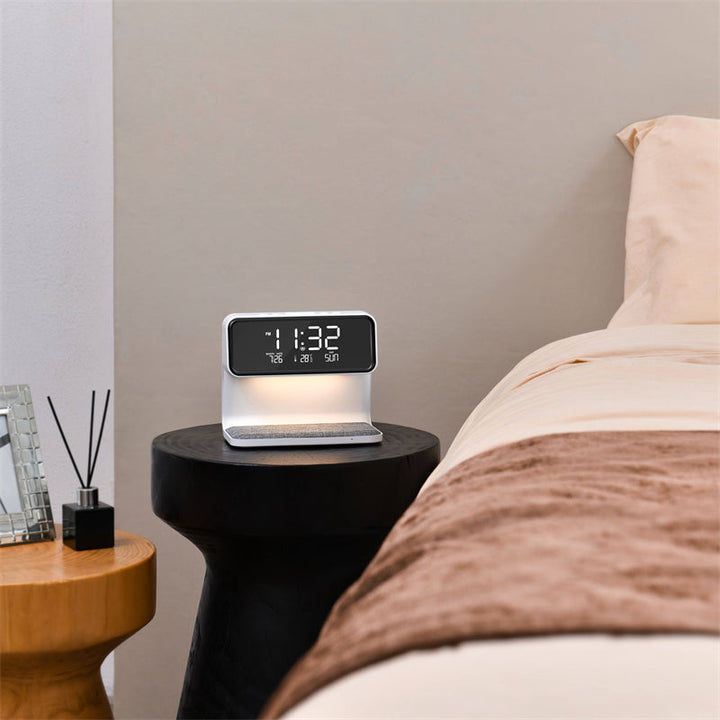 Stijlvolle nachtlamp met draadloze telefoonoplader, wekker en warm LED licht voor een rustgevende slaapkamer.