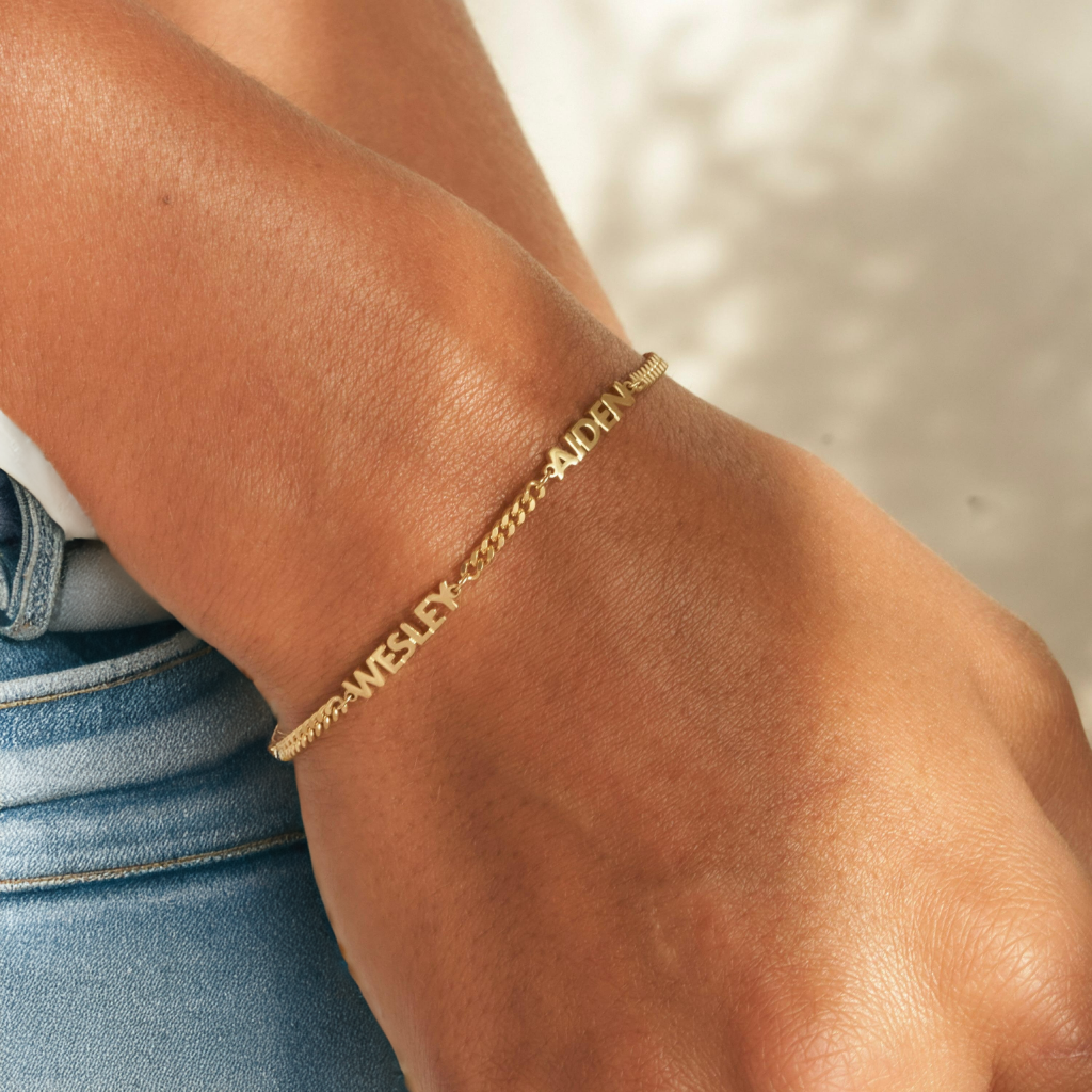 Unisex naamarmband met gravure, perfect gepersonaliseerd sieraad van roestvrij staal. Ideaal cadeau.