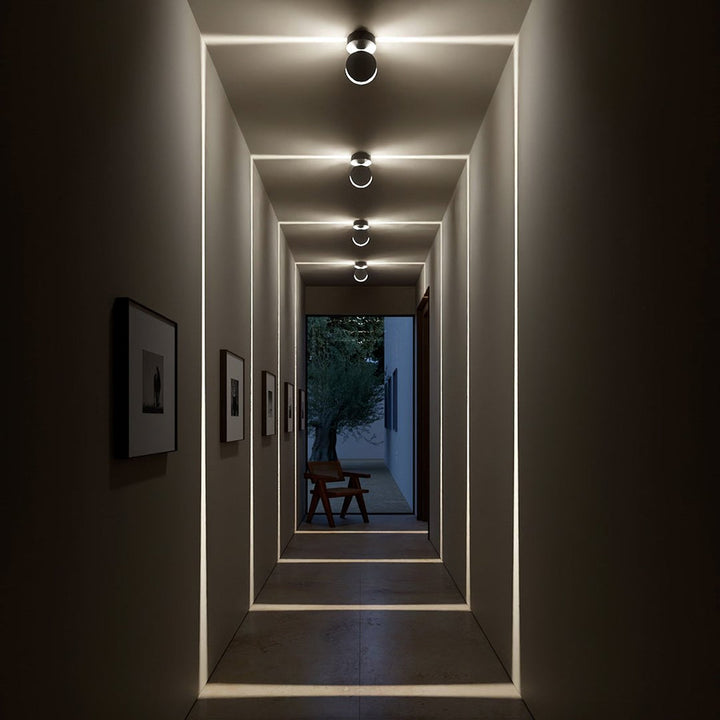 Magische gloed van de 360° LED projector sfeerverlichting in een donkere kamer, creëert een unieke lichtshow.