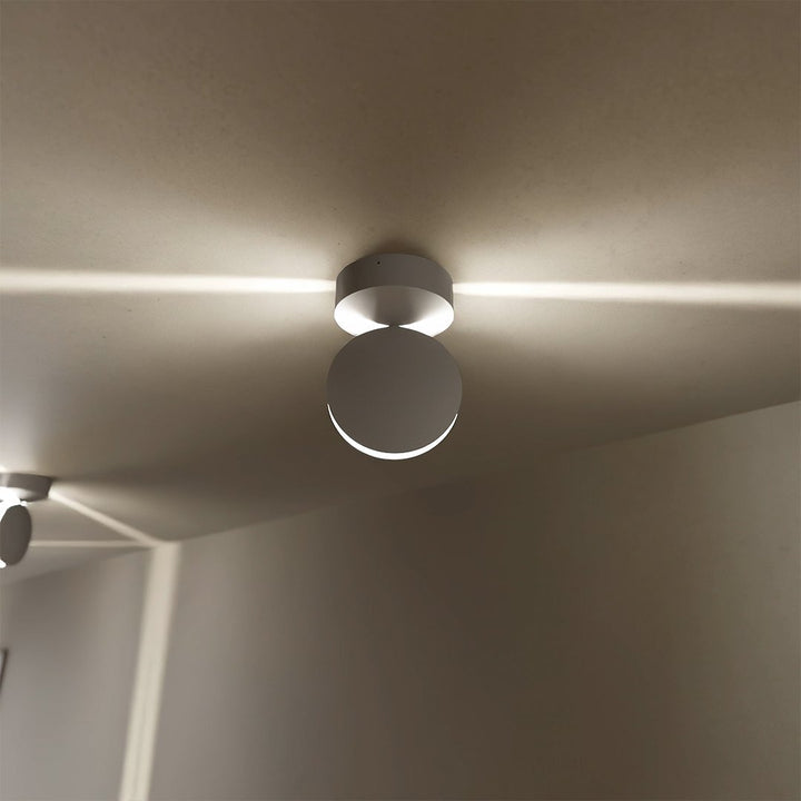 Detailopname van de compacte 360° LED projector HaloGlow, ideaal voor sfeerverlichting en interieur decoratie.