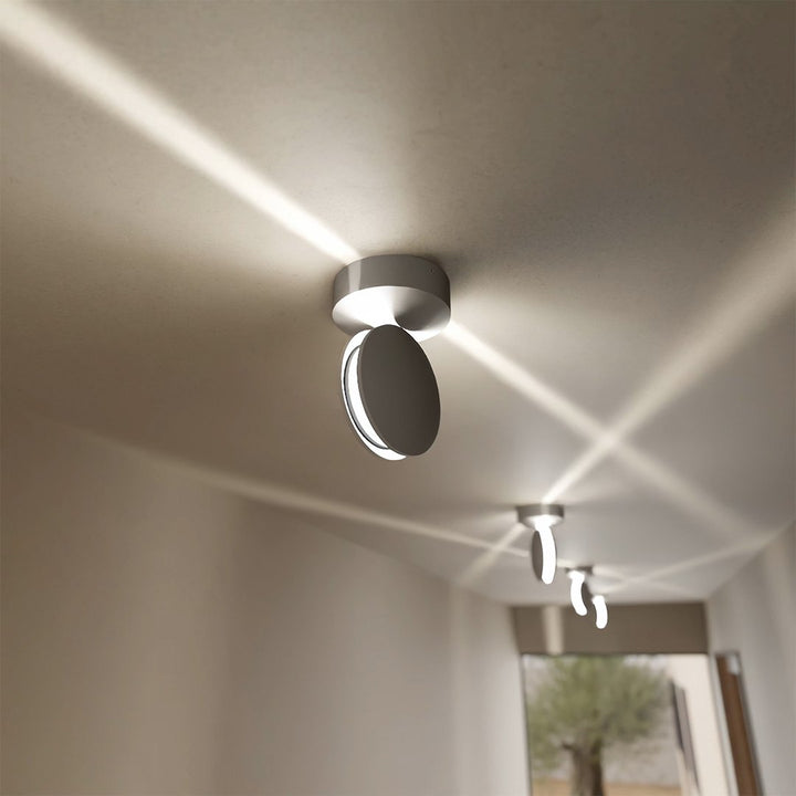Energiezuinige 360° LED projector voor feestverlichting, brengt een dynamische lichtshow in huis of op evenementen.