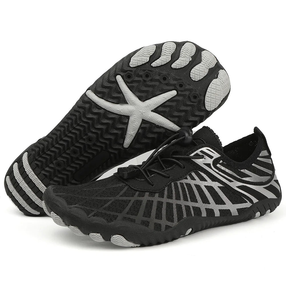 Paar unisex waterschoenen voor wateractiviteiten, met ademend design en gripvaste zool.