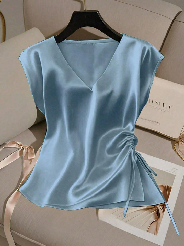 Zomerse mouwloze dames top met elegante V-hals, comfortabel en verstelbaar, ideaal voor casual chic.