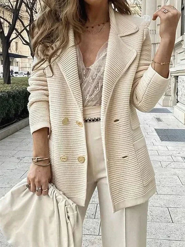 Elegante beige damesblazer Isabella, perfect voor lente mode en veelzijdige, stijlvolle outfits. Comfortabel jasje.