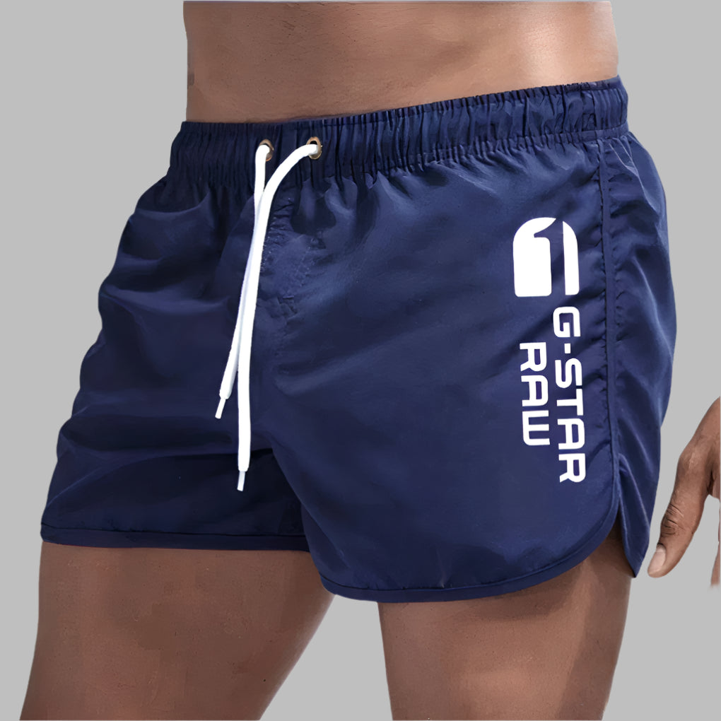 Hoogwaardige sneldrogende heren zwemkleding, effen design. Essentieel voor een actieve of relaxte dag aan het water.