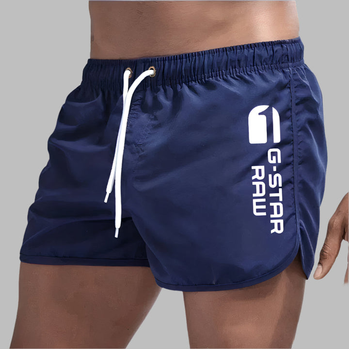 Hoogwaardige sneldrogende heren zwemkleding, effen design. Essentieel voor een actieve of relaxte dag aan het water.