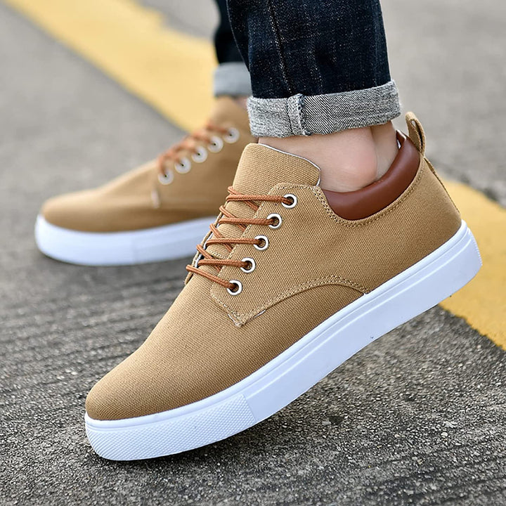 Comfortabele David herensneakers op een neutrale achtergrond, focus op het design.