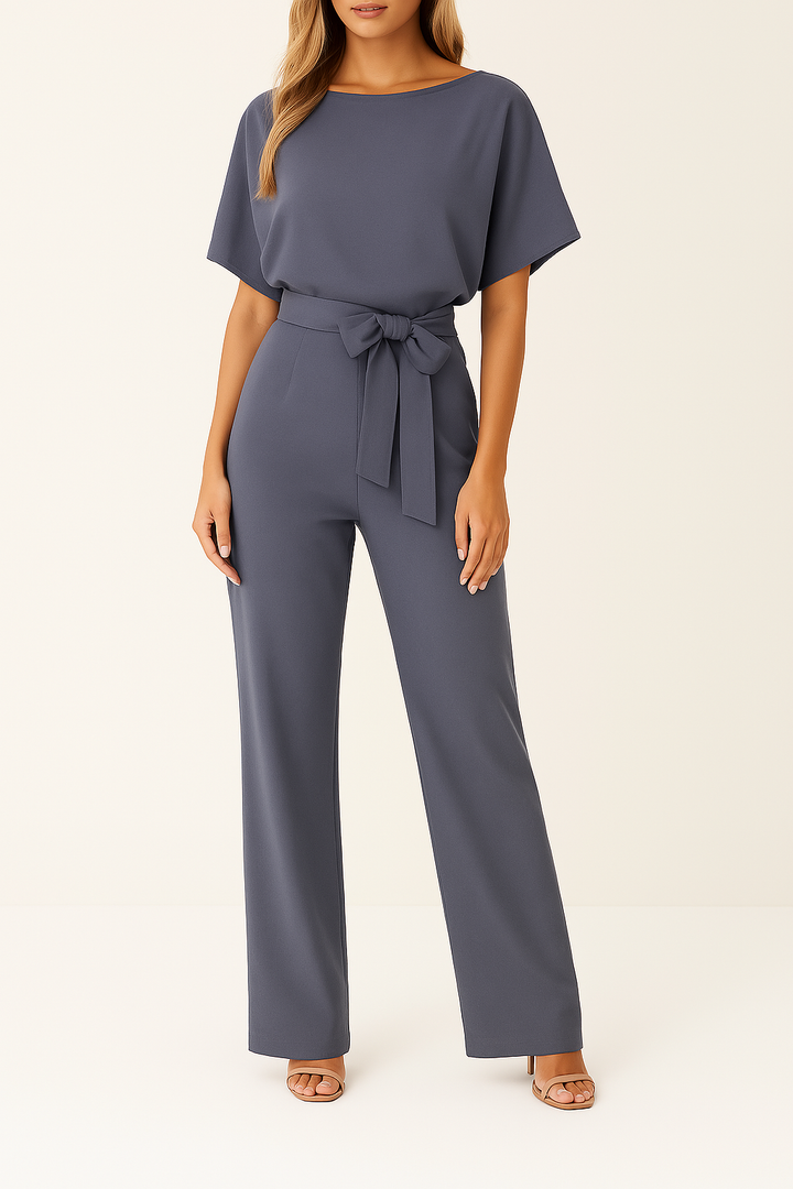 Veelzijdige dames jumpsuit, perfect voor een comfortabele en modieuze lente/zomer uitstraling.