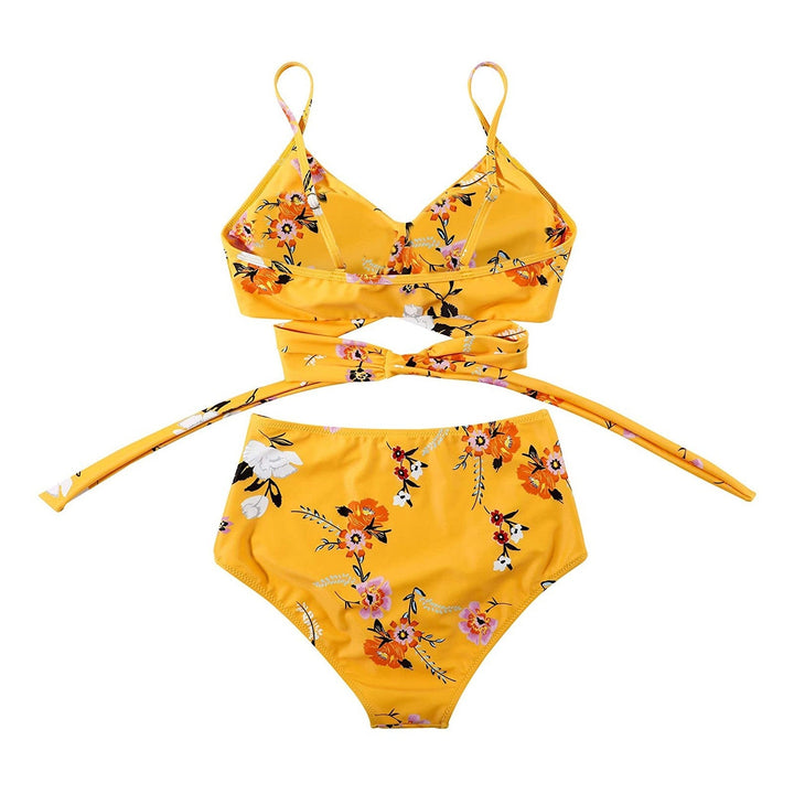 Levendige kleurrijke high waisted bikini voor dames, perfect voor zomerse dagen en vakantie.