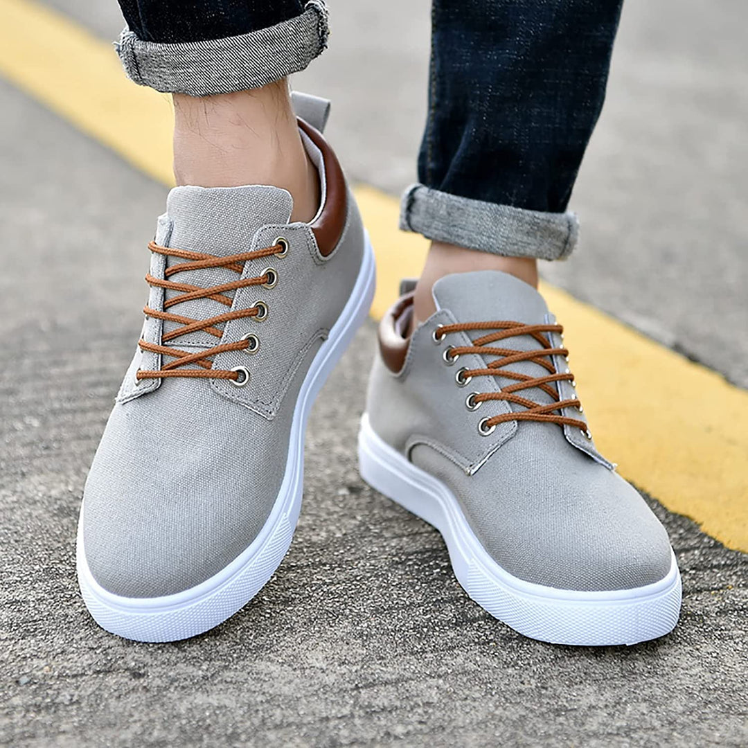 Een paar David sneakers, representatief voor stijlvolle en comfortabele herenmode.