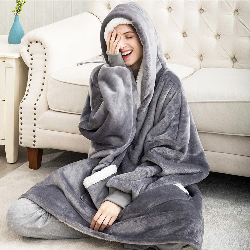 Unisex oversized hoodie deken in zacht pluche, perfect voor gezellige avonden thuis.
