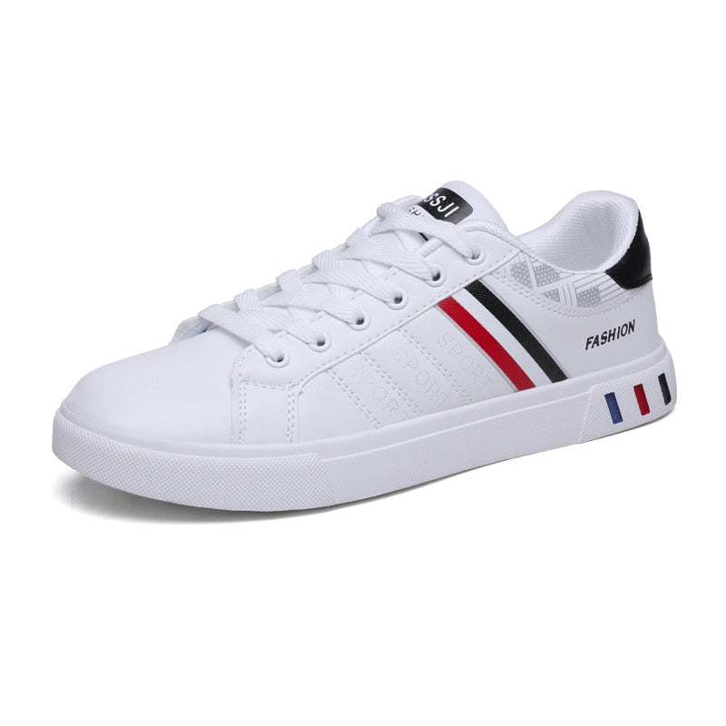Zijkant van stijlvolle zwarte herensneakers, met nadruk op de strakke lijnen en comfortabele pasvorm.