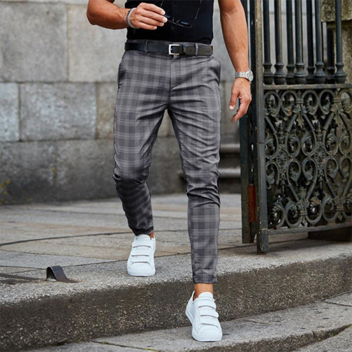 Slim fit heren chino met trendy geruit patroon. Modieuze en comfortabele broek voor mannen.