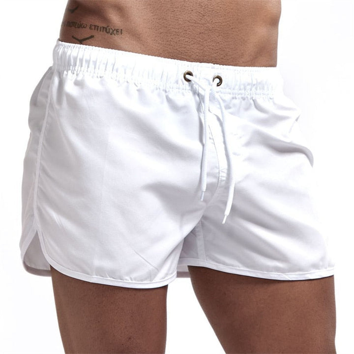 Levendige, kleurrijke heren zwemshort, perfect voor zonnige zomerdagen en ontspanning aan het water.