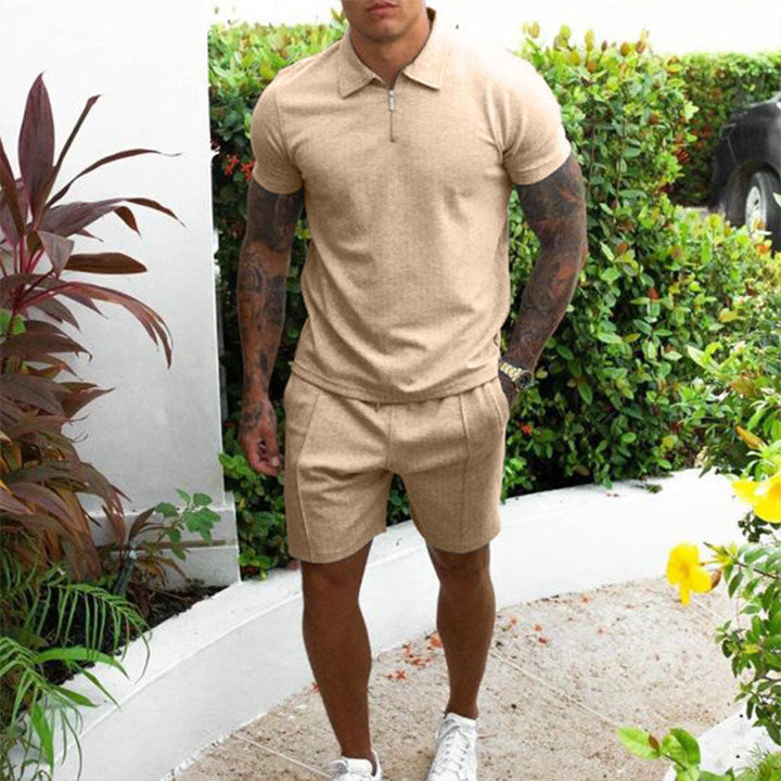 Stijlvolle heren zomeroutfit met comfortabele polo en short, perfect voor strand, vakantie of sportieve casual look.