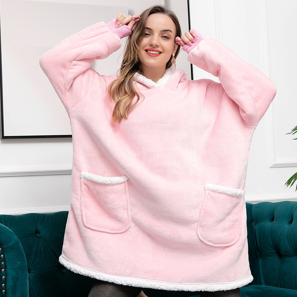 Warme hoodie deken, ideaal als huispak en relax kleding.
