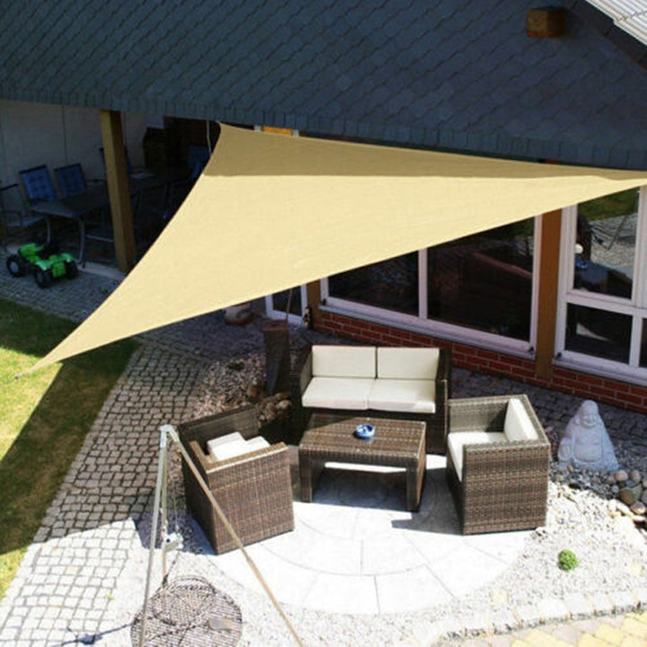 Stijlvol beige rechthoek schaduwdoek gespannen over tuinmeubelen; effectieve zonwering en UV-bescherming.