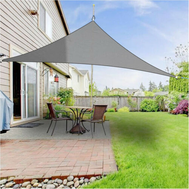 Compact beige vierkant schaduwdoek op balkon; perfecte UV-bescherming voor comfortabel buitenleven.