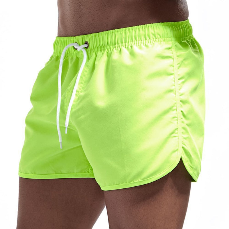 Comfortabele heren zwembroek in opvallende zomerse kleuren. Ideaal voor strand, zwembad en vakantie.