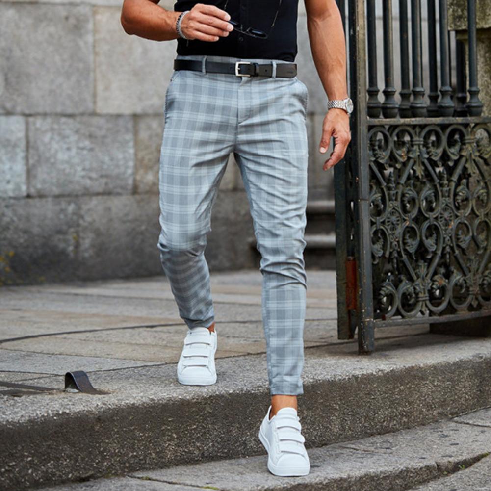 Casual geruite herenbroek, perfect voor een moderne en stijlvolle look. Comfortabel en trendy chino.