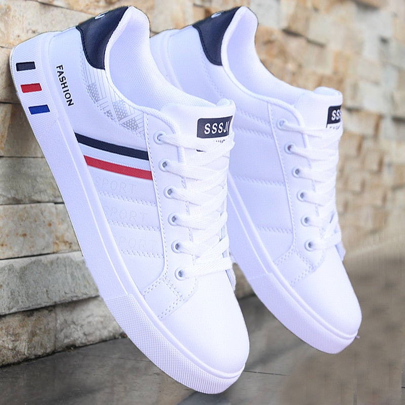 Detaillering van comfortabele witte heren casual sneakers, focus op zool en trendy urban stijl.