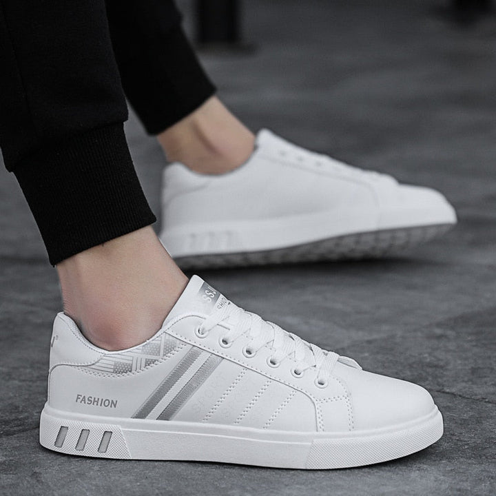 Comfortabele zwarte heren sneakers, ideaal voor dagelijks gebruik en moderne herenmode.