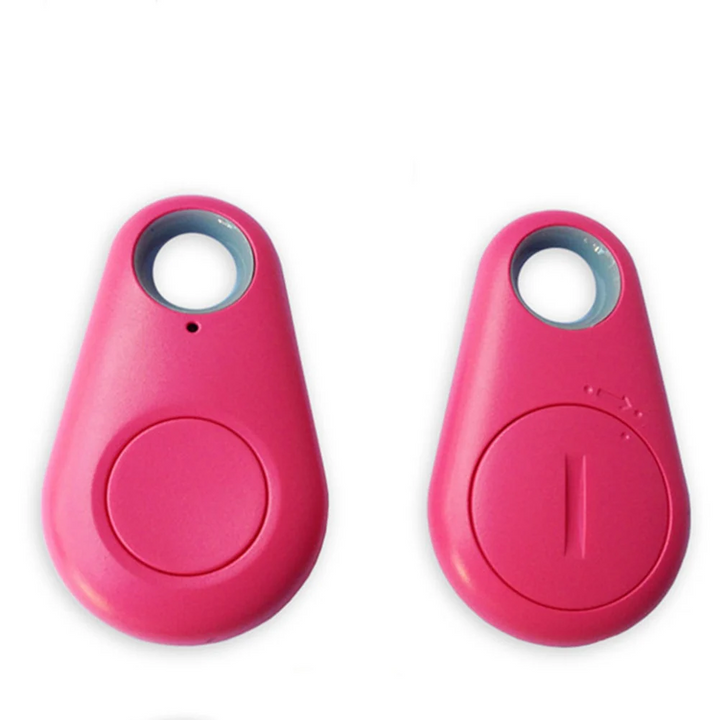 Zwarte mini GPS tracker in handformaat; ideaal voor tracking en persoonlijke veiligheid van dierbaren en voertuigen.