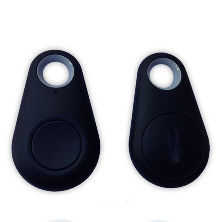 GPS tracker bevestigd aan halsband; toont hoe de mini tracker aan een huisdier gedragen kan worden voor veiligheid.