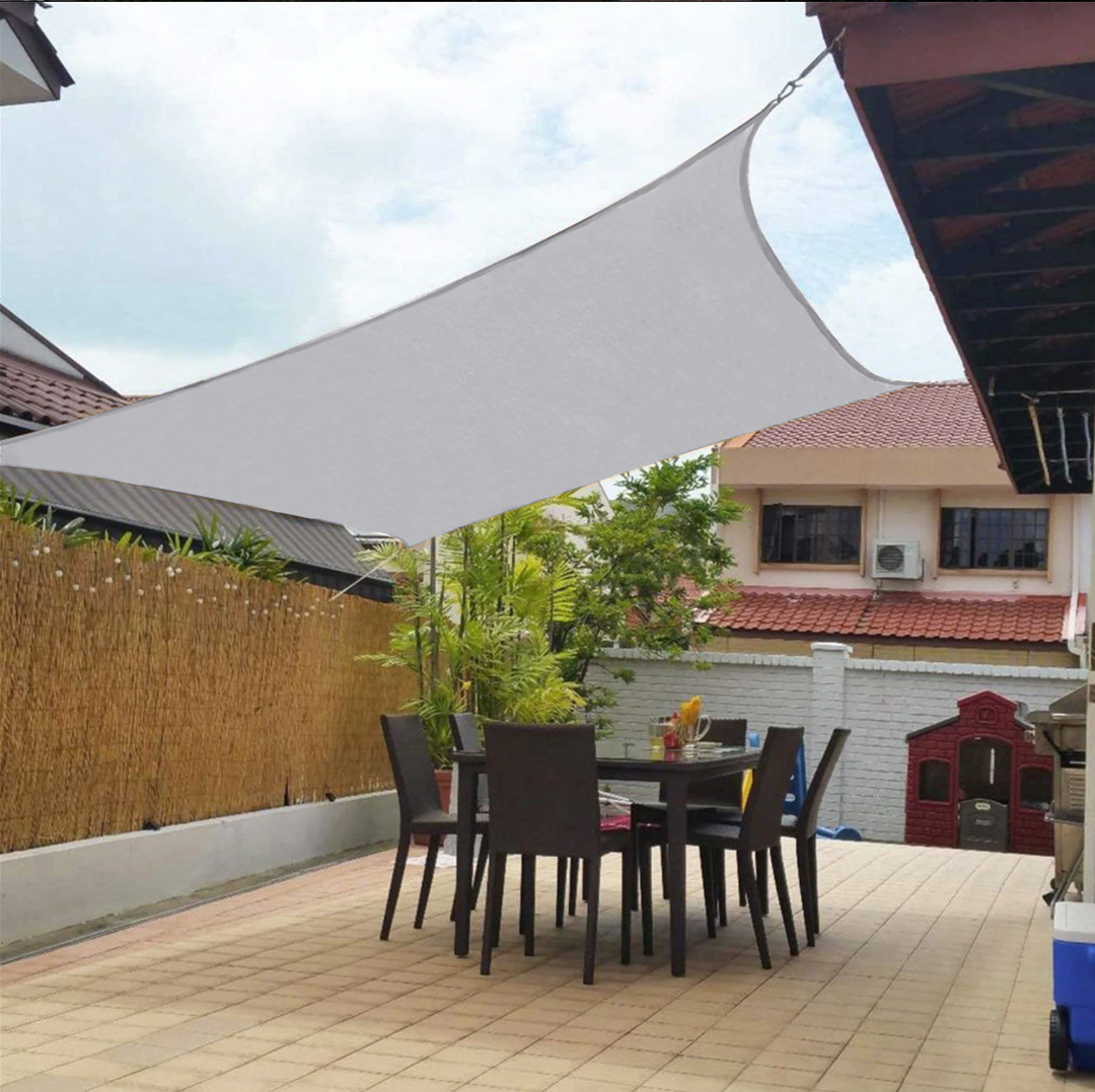Comfortabel grijs rechthoek schaduwdoek voor terras; waterafstotende zonwering beschermt tegen zon en regen.