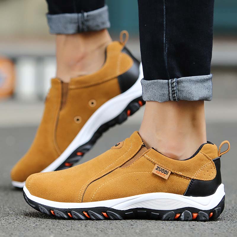 Heren hiking schoenen in de natuur, antislip en comfortabel, voor avontuurlijke wandelingen en reizen.