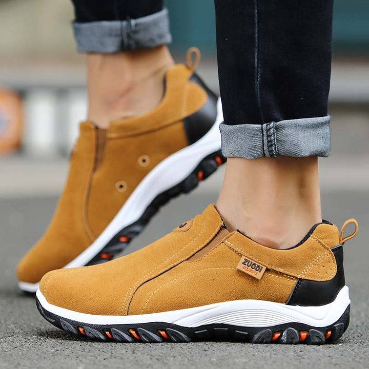 Heren hiking schoenen in de natuur, antislip en comfortabel, voor avontuurlijke wandelingen en reizen.
