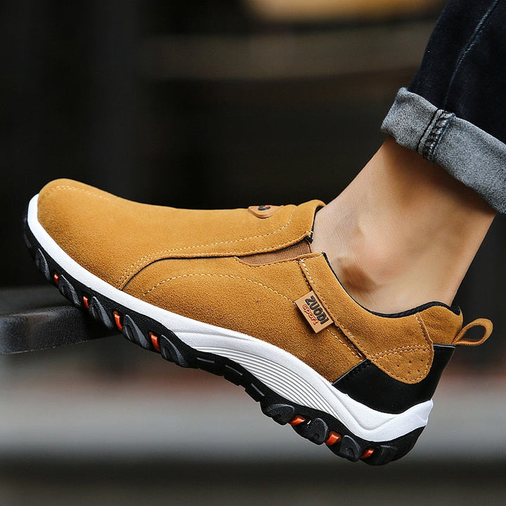 Robuuste heren outdoorschoenen met antislipzool, ontworpen voor duurzaamheid en grip op elk terrein.