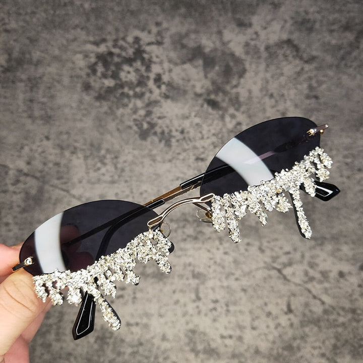 Trendy dames mode zonnebril met glitters en tranen design. Unieke statement bril voor festivals en feesten.