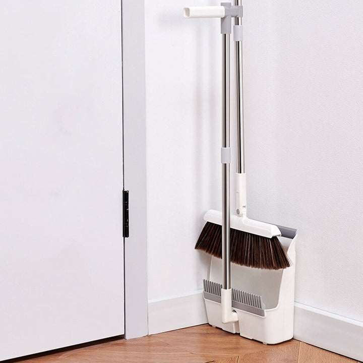 Ergonomische stoffer en blik met lange steel voor moeiteloos schoonmaken zonder bukken, ideaal voor dagelijks gebruik.
