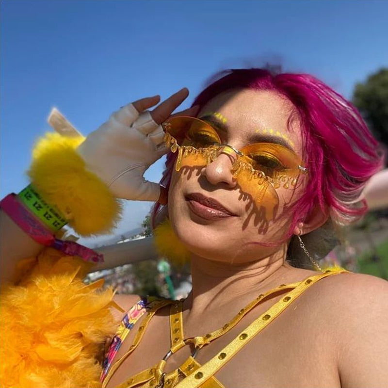 Veelzijdige dames zonnebril: glitter met tranen design. Modieuze feestbril en UV-beschermer voor festivals.