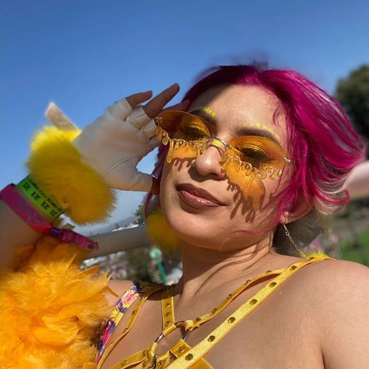 Veelzijdige dames zonnebril: glitter met tranen design. Modieuze feestbril en UV-beschermer voor festivals.