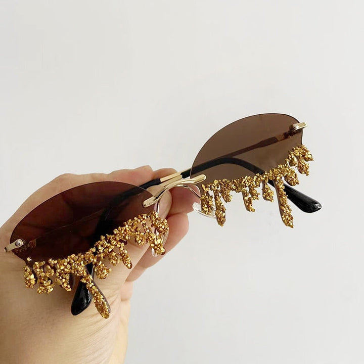 Opvallende dames accessoire: glitter zonnebril met tranen design. Trendy feestbril, biedt goede UV-bescherming.