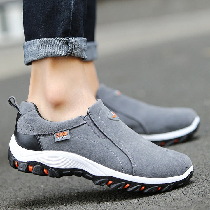 Stevige heren wandelschoenen, comfortabel en robuust, perfect voor wandelen en hiking trips.