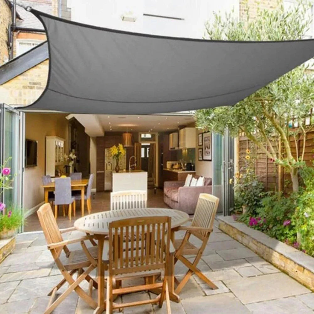 Luxe grijs driehoek schaduwdoek; moderne zonwering voor terras, UV-beschermend en waterafstotend.