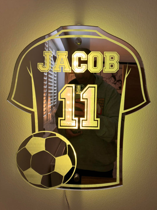 Uniek gepersonaliseerd voetbalshirt spiegel cadeau met naam. Ideaal voor kinderkamer of slaapkamer van voetbalfan.
