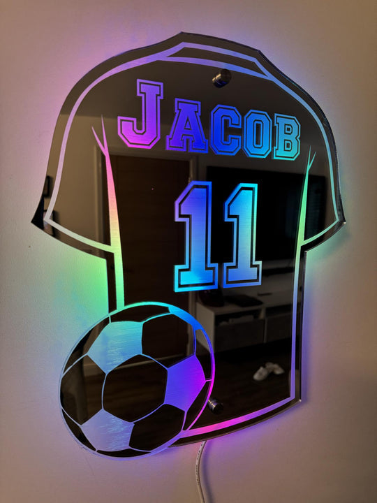 Muurdecoratie: gepersonaliseerde voetbalshirt spiegel met LED-verlichting en naam. Perfect voor elke voetbalfan thuis.