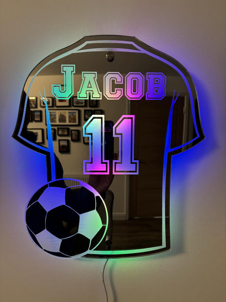Gepersonaliseerde voetbalshirt spiegel met LED-verlichting en custom naam. Perfecte muurdecoratie voor elke voetbalfan.
