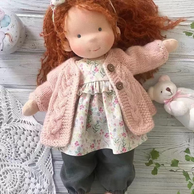 Stoffen Waldorf pop, handgemaakt met zorg. Een liefdevolle metgezel voor elk kind.