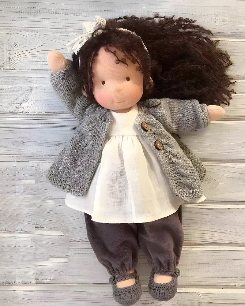 Unieke, handgemaakte Waldorf pop. Duurzaam speelgoed, ideaal als cadeau voor kinderen.